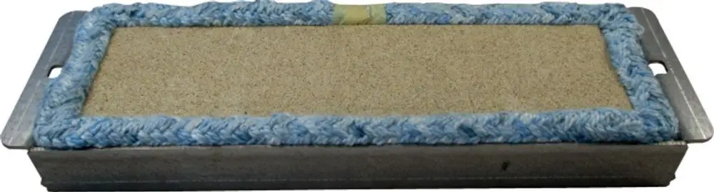 Wolfs Putzdeckel mit einem Rahmen aus Metall und einer sandartigen Oberfläche, umgeben von blauen Textilfasern. Geeignet für spezifische Anwendungen.